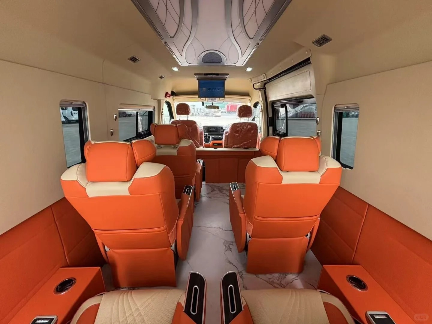 新疆包车带司机多少钱？新疆包车带司机价格表+6大避坑技巧