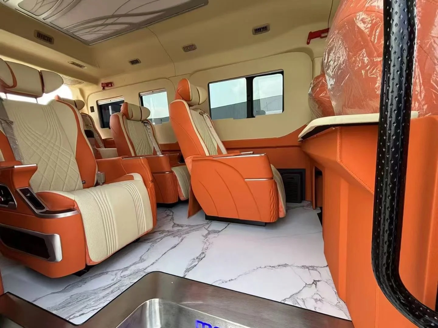 新疆旅游 4 人包车多少钱？车型 / 路线费用明细 + 省钱技巧