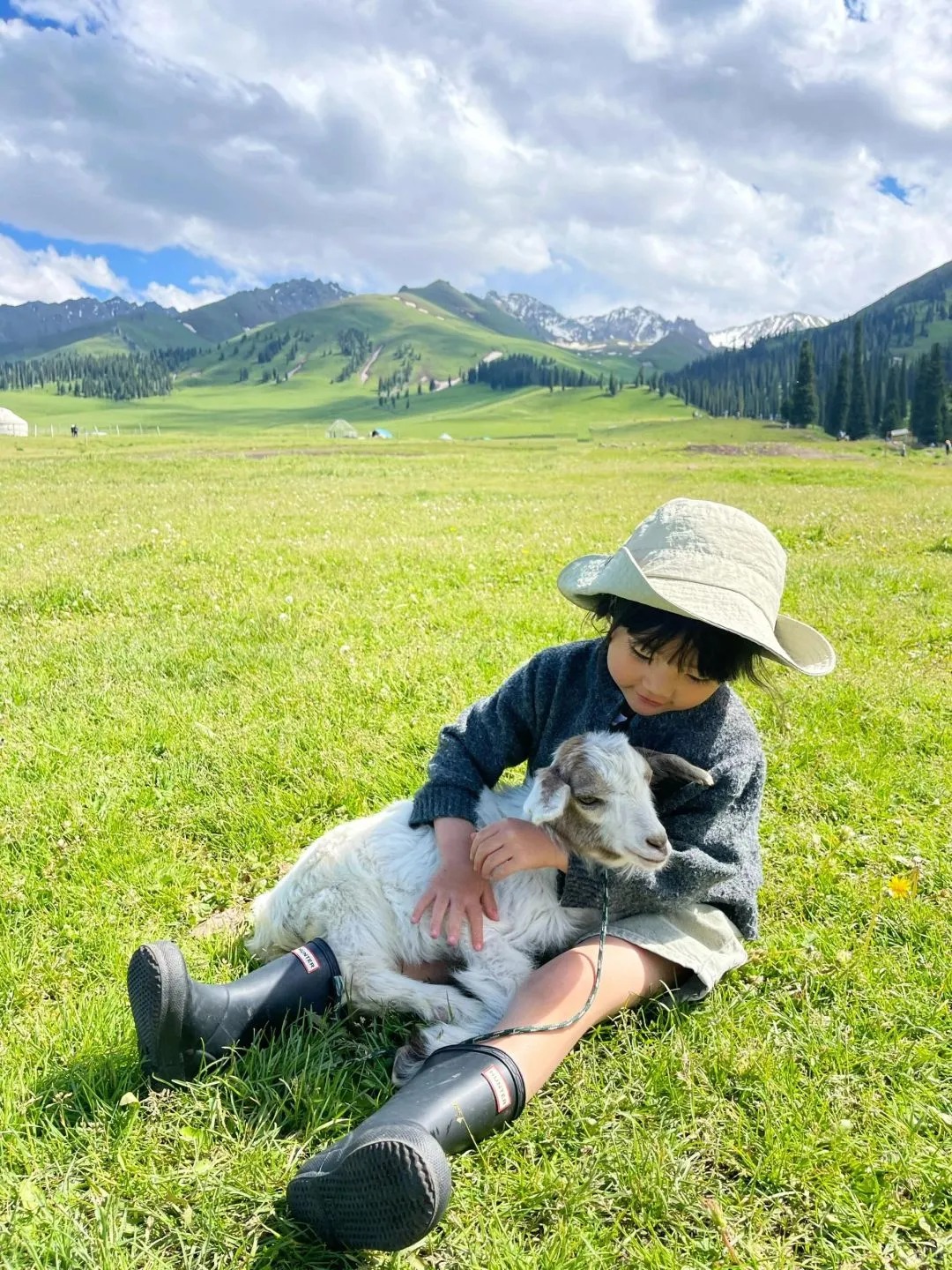 国庆新疆人多吗？新疆国庆旅游全景指南：人流、体验与避峰攻略